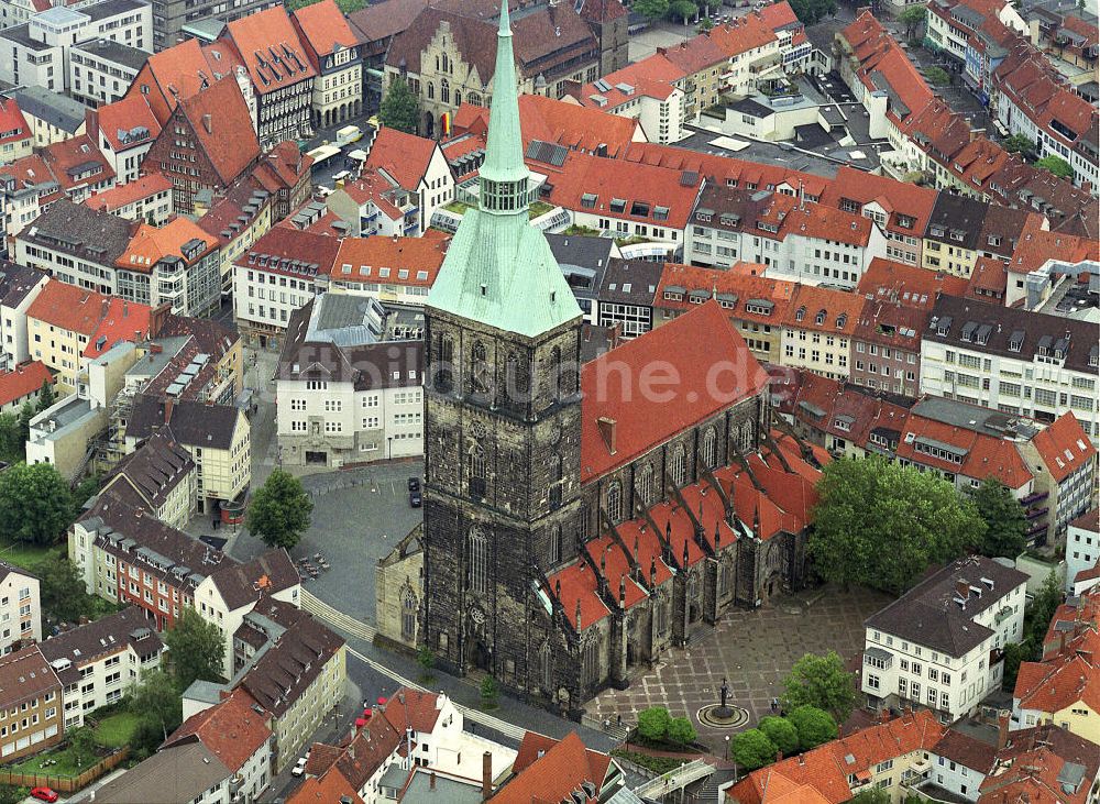 Luftaufnahme Hildesheim - Kirche St. Andreas im Hildesheimer Altstadtzentrum.