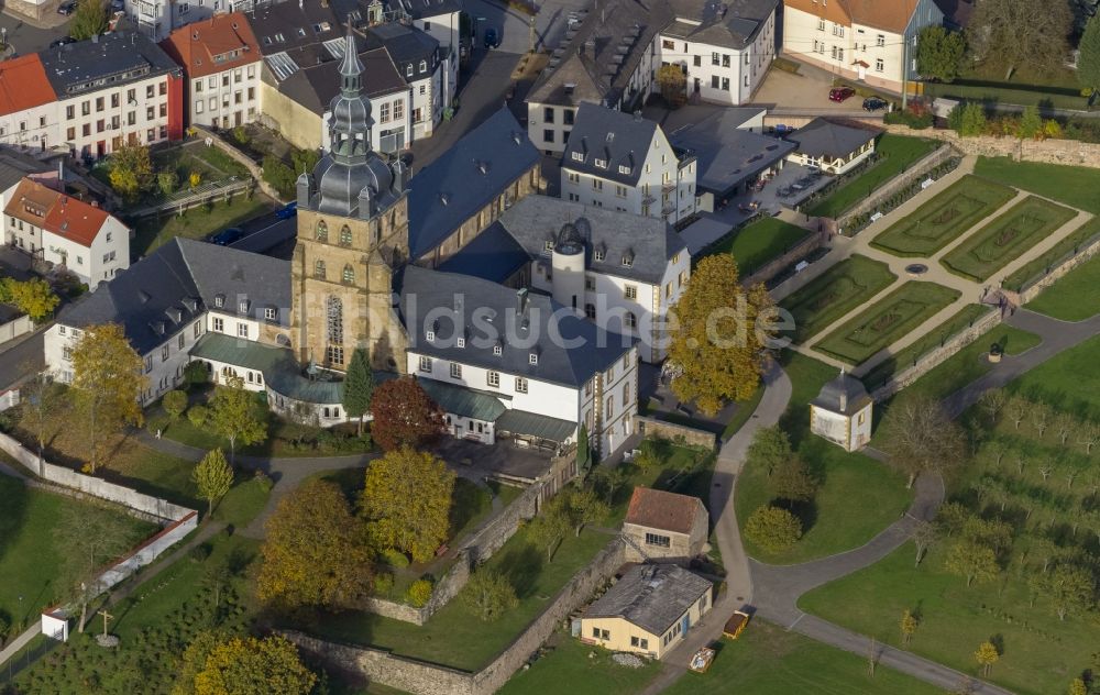 Tholey von oben - Kirche und Benediktinerabtei Tholey im Bundesland Saarland