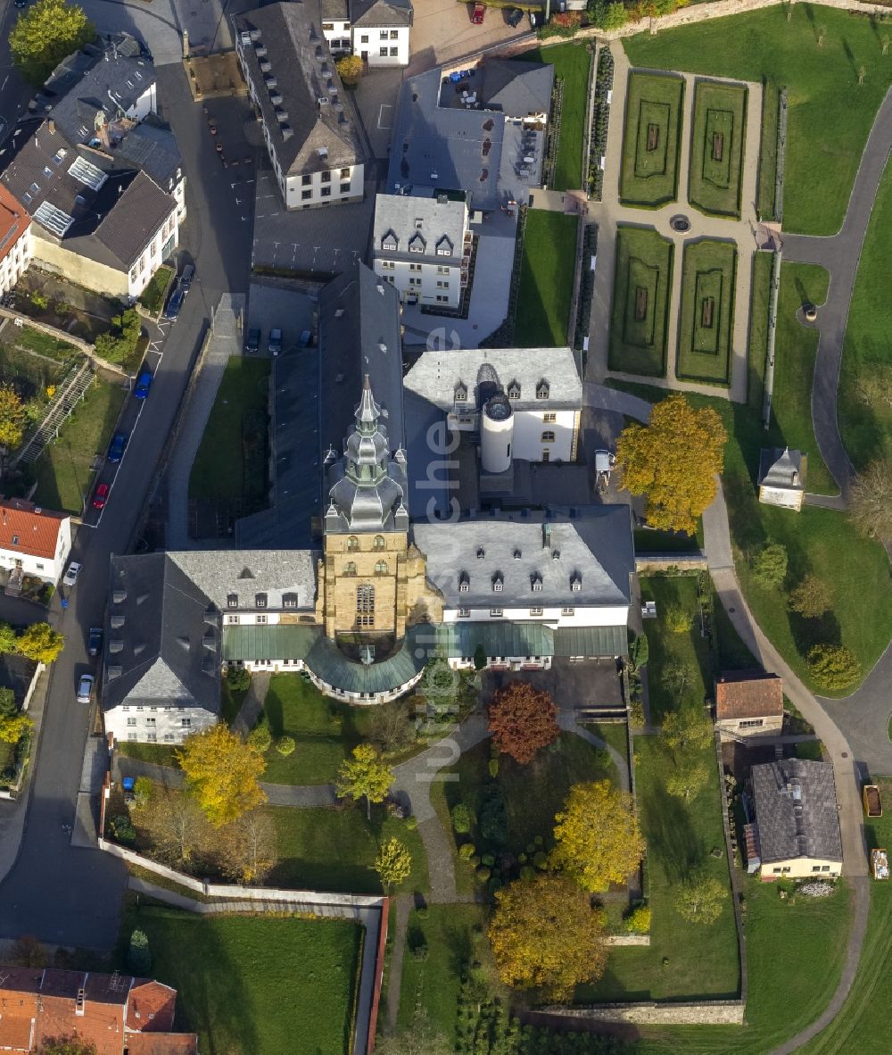 Tholey von oben - Kirche und Benediktinerabtei Tholey im Bundesland Saarland