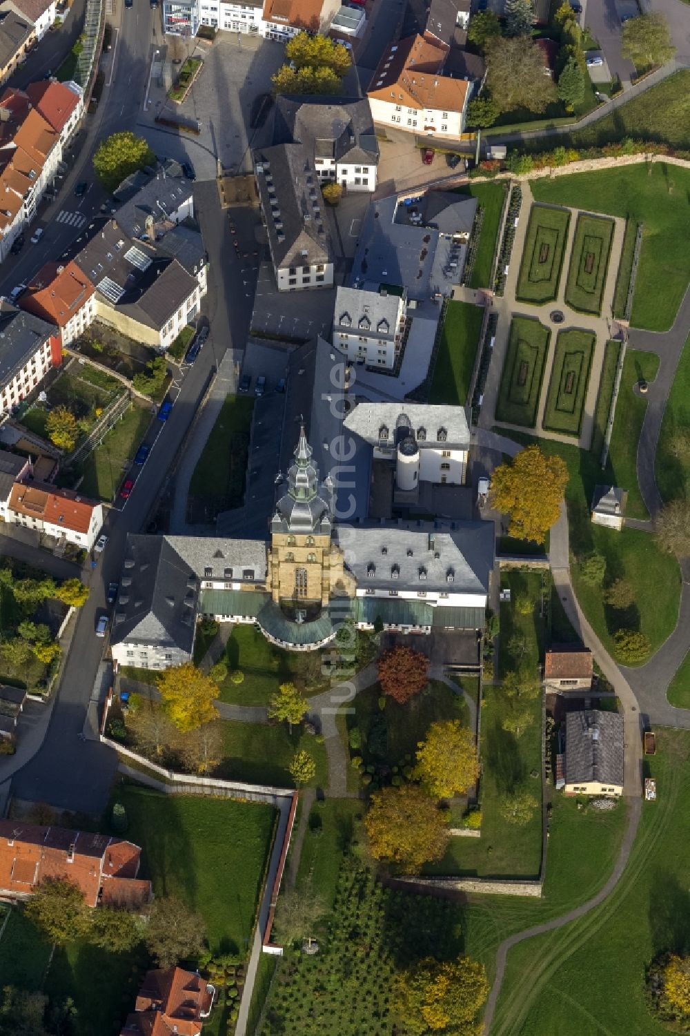 Tholey aus der Vogelperspektive: Kirche und Benediktinerabtei Tholey im Bundesland Saarland