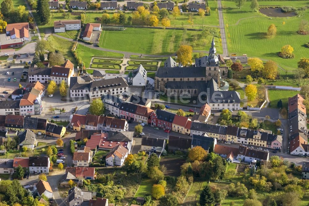 Luftaufnahme Tholey - Kirche und Benediktinerabtei Tholey im Bundesland Saarland