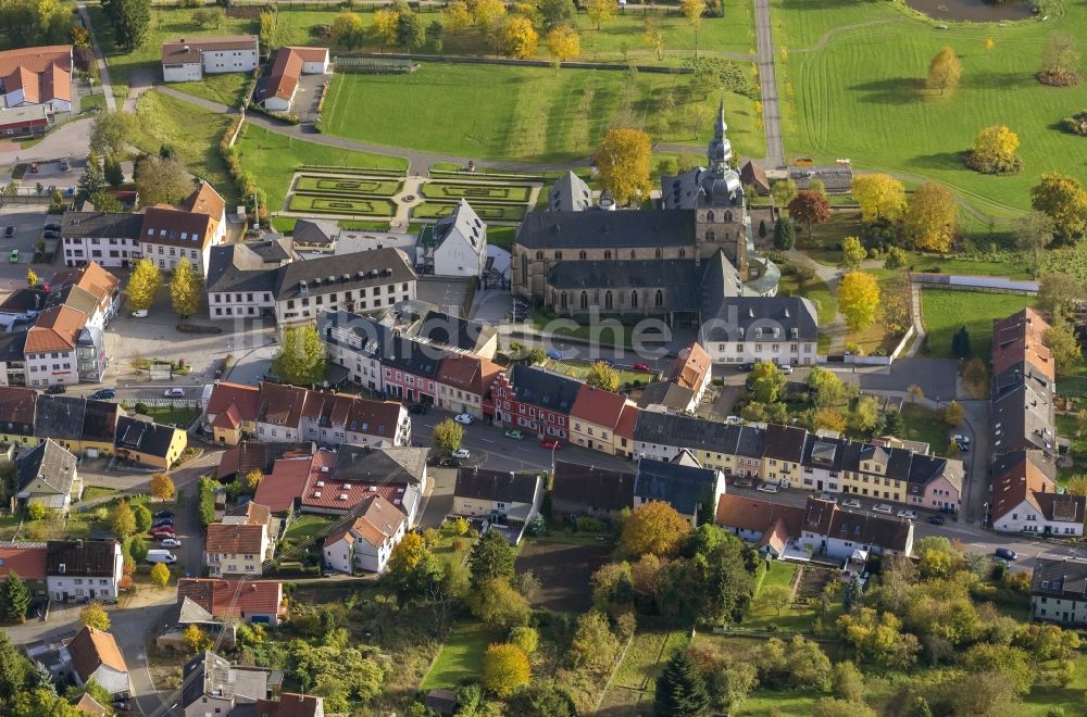 Tholey von oben - Kirche und Benediktinerabtei Tholey im Bundesland Saarland