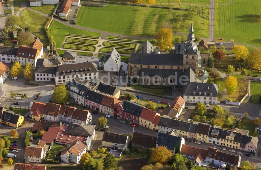 Tholey aus der Vogelperspektive: Kirche und Benediktinerabtei Tholey im Bundesland Saarland