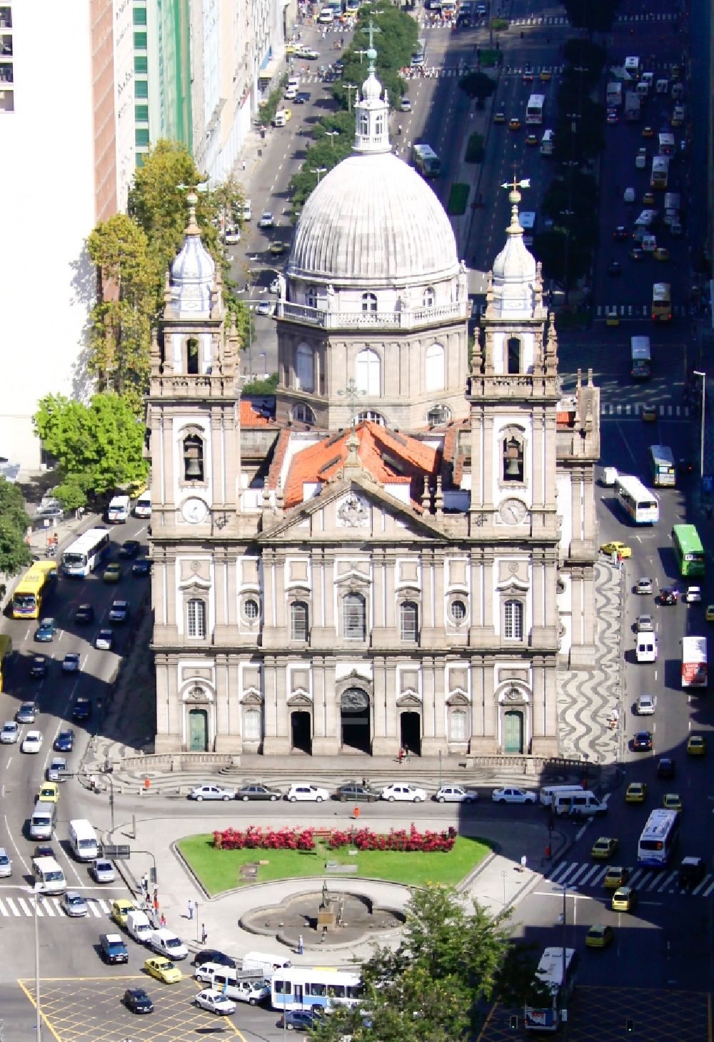 Rio de Janeiro aus der Vogelperspektive: Kirche Candelaria Church auf dem Platz ?Praca Pio X in Rio de Janeiro in Brasilien