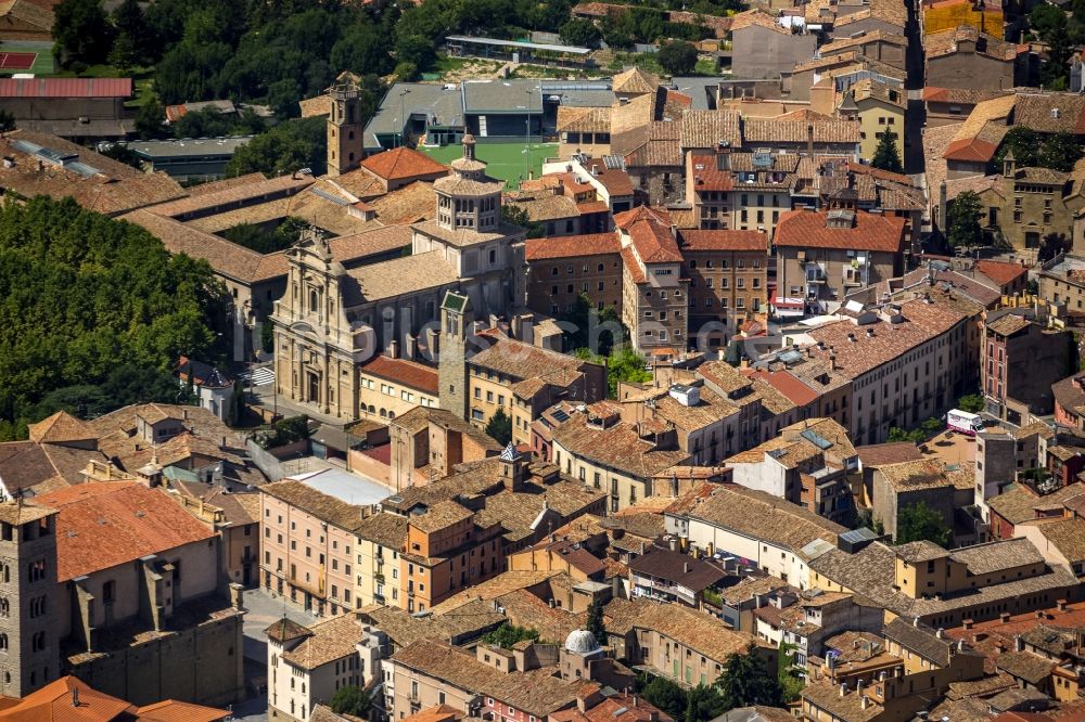 Luftaufnahme Vic - Kirche an der Carrer de Sant Sadurni im Stadtzentrum der Innenstadt von Vic in Spanien