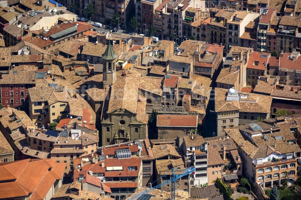 Vic aus der Vogelperspektive: Kirche an der Carrer de Sant Sadurni im Stadtzentrum der Innenstadt von Vic in Spanien