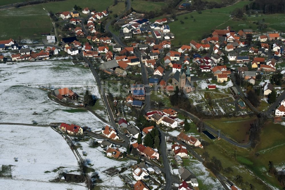 Luftbild Schwarzbach - Kirche in der Dorfmitte in Schwarzbach im Bundesland Hessen