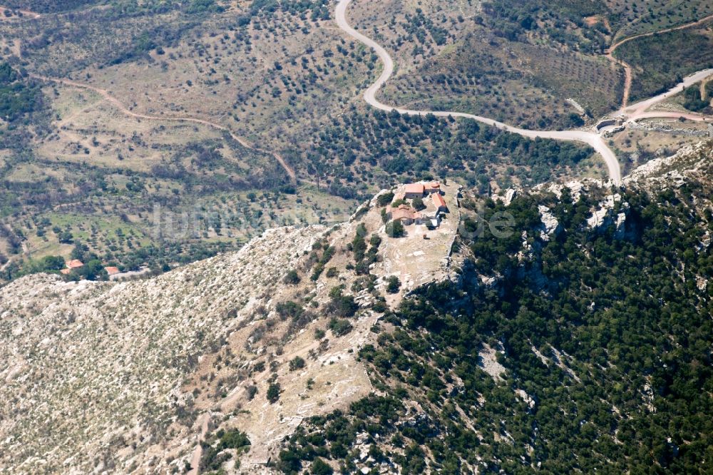 Mavrommati aus der Vogelperspektive: Kirche Ekklisia Panagia in Messene bei Mavrommati in Griechenland