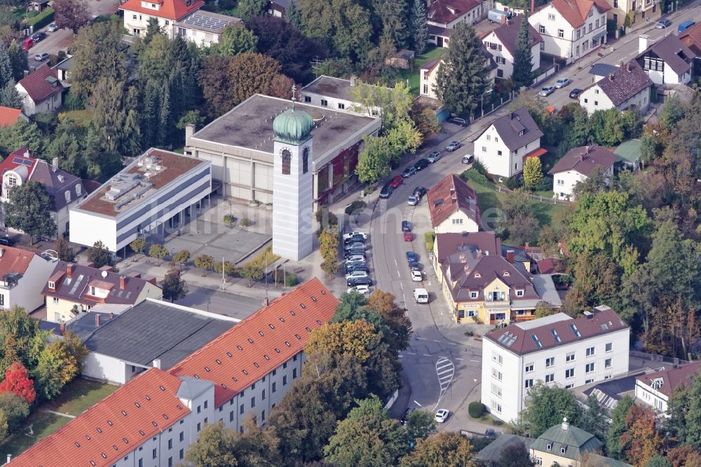 Planegg von oben - Kirche St. Elisabeth in Planegg im Bundesland Bayern