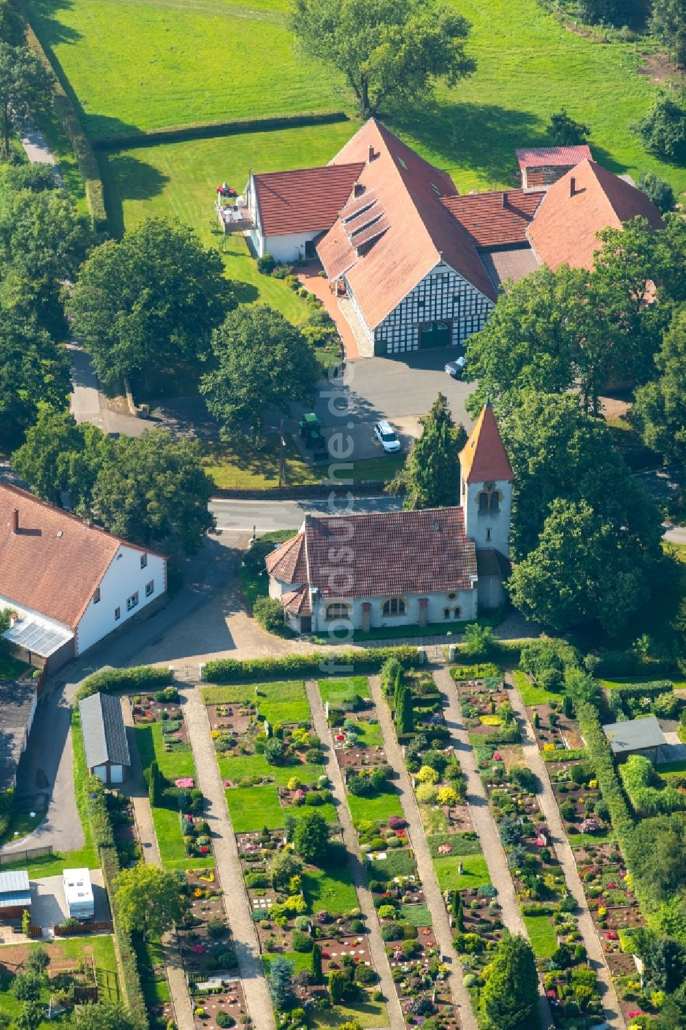 Bieren von oben - Kirche und Grabreihen auf dem Gelände des Friedhofes in Bieren im Bundesland Nordrhein-Westfalen