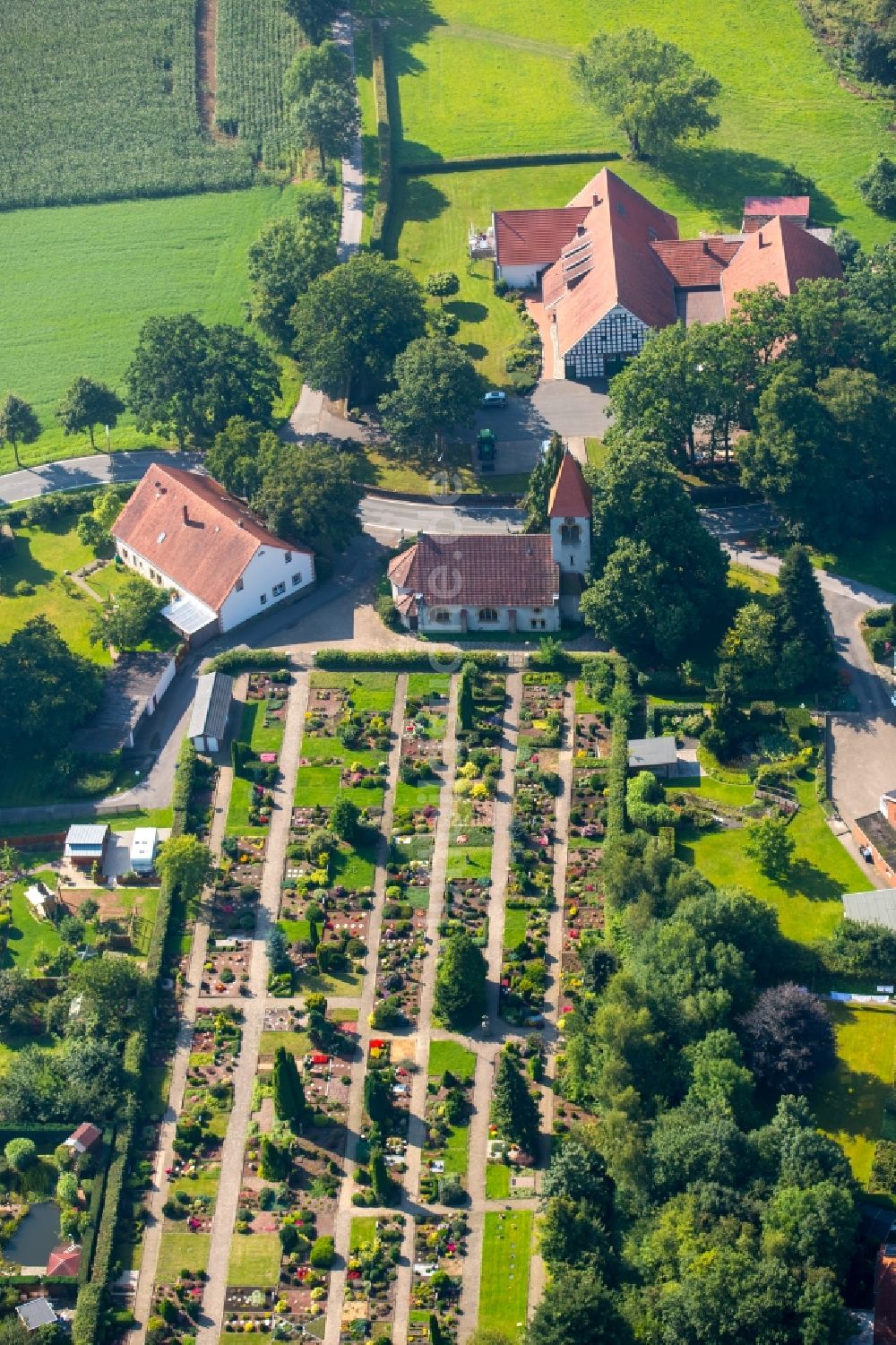 Luftbild Bieren - Kirche und Grabreihen auf dem Gelände des Friedhofes in Bieren im Bundesland Nordrhein-Westfalen