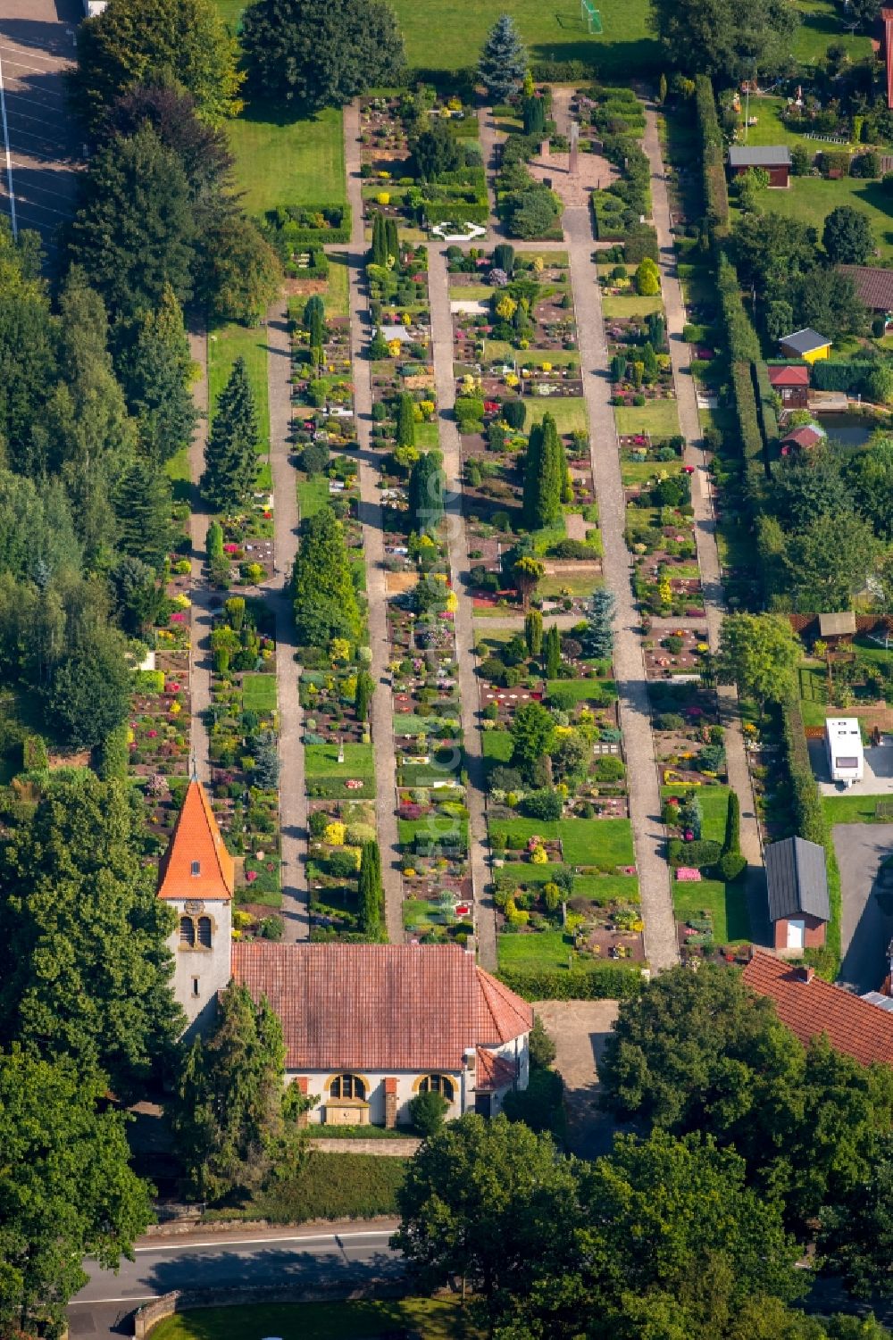 Luftaufnahme Bieren - Kirche und Grabreihen auf dem Gelände des Friedhofes in Bieren im Bundesland Nordrhein-Westfalen