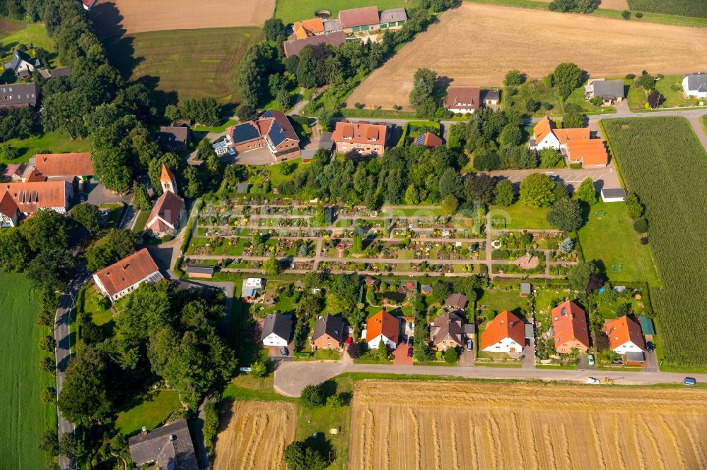 Bieren von oben - Kirche und Grabreihen auf dem Gelände des Friedhofes in Bieren im Bundesland Nordrhein-Westfalen