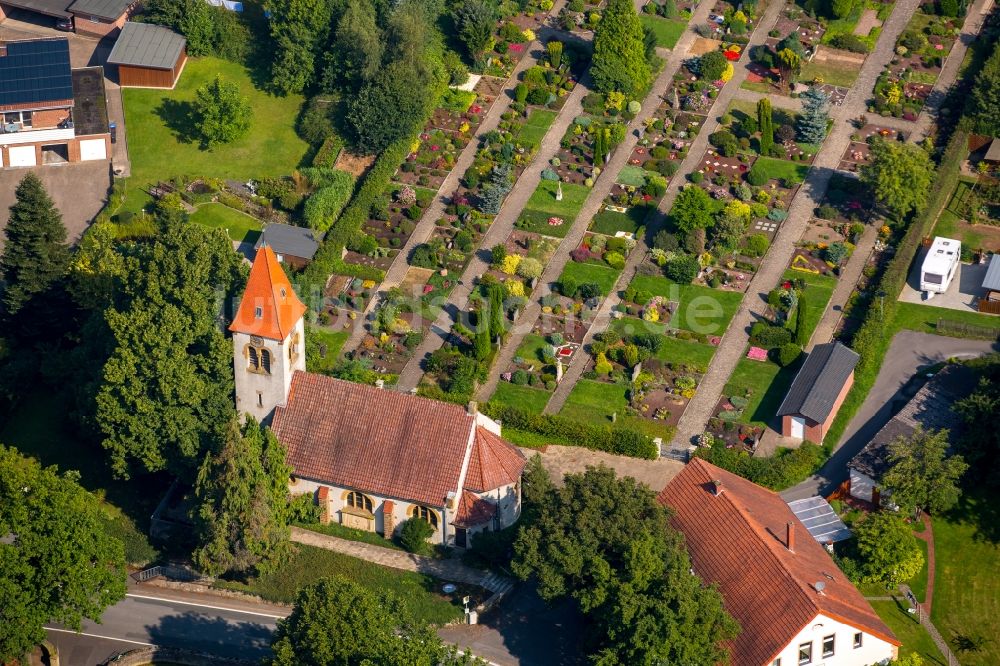 Bieren aus der Vogelperspektive: Kirche und Grabreihen auf dem Gelände des Friedhofes in Bieren im Bundesland Nordrhein-Westfalen