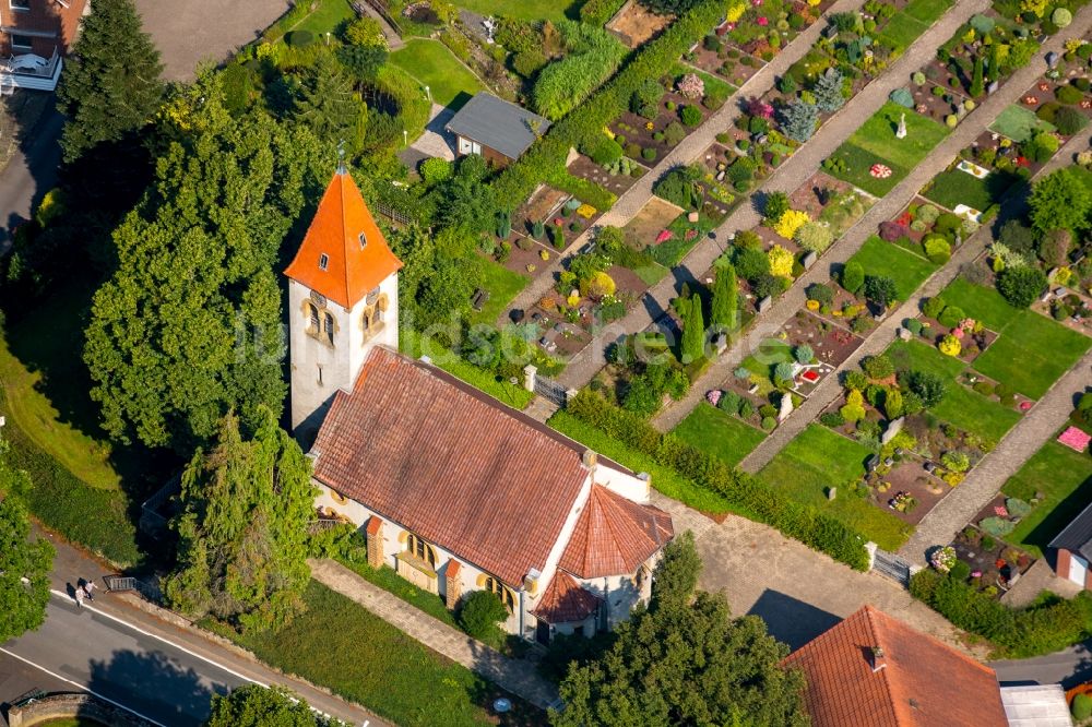 Luftbild Bieren - Kirche und Grabreihen auf dem Gelände des Friedhofes in Bieren im Bundesland Nordrhein-Westfalen