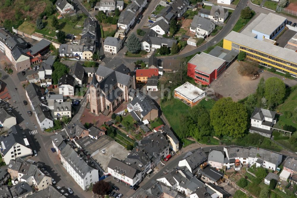 Trier Ruwer / Eitelsbach aus der Vogelperspektive: Kirche und Grundschule im Ortsbezirk Ruwer / Eitelsbach in Trier im Bundesland Rheinland-Pfalz