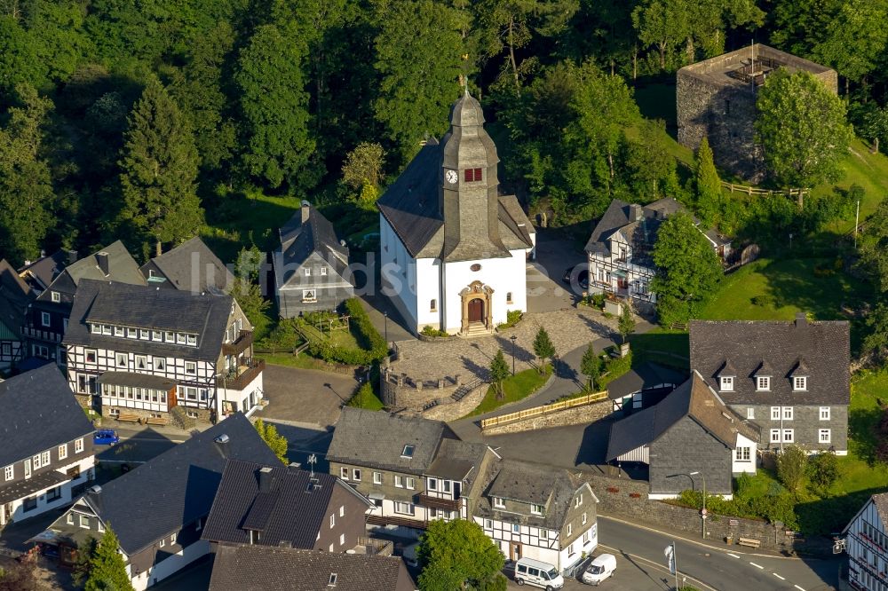 Luftbild Schmallenberg OT Nordenau - Kirche St. Hubertus im Ortsteil Nordenau in Schmallenberg im Bundesland Nordrhein-Westfalen