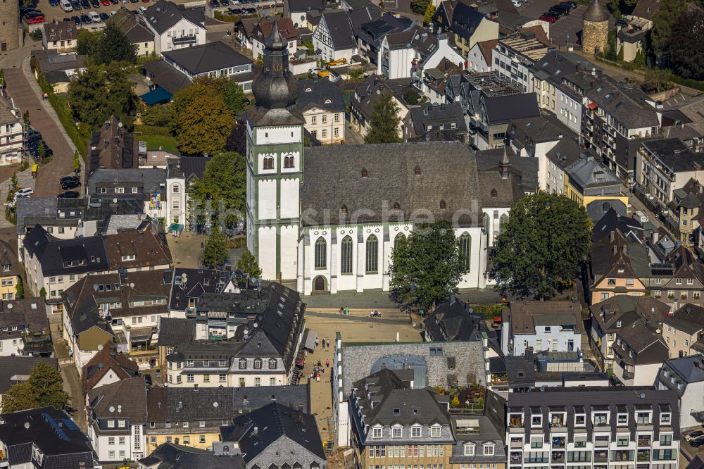 Luftaufnahme Attendorn - Kirche St. Johannes Baptist in Attendorn im Bundesland Nordrhein-Westfalen, Deutschland