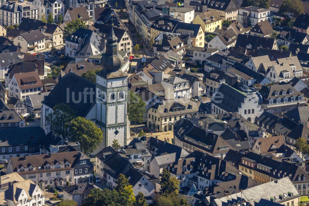 Attendorn von oben - Kirche St. Johannes Baptist in Attendorn im Bundesland Nordrhein-Westfalen, Deutschland