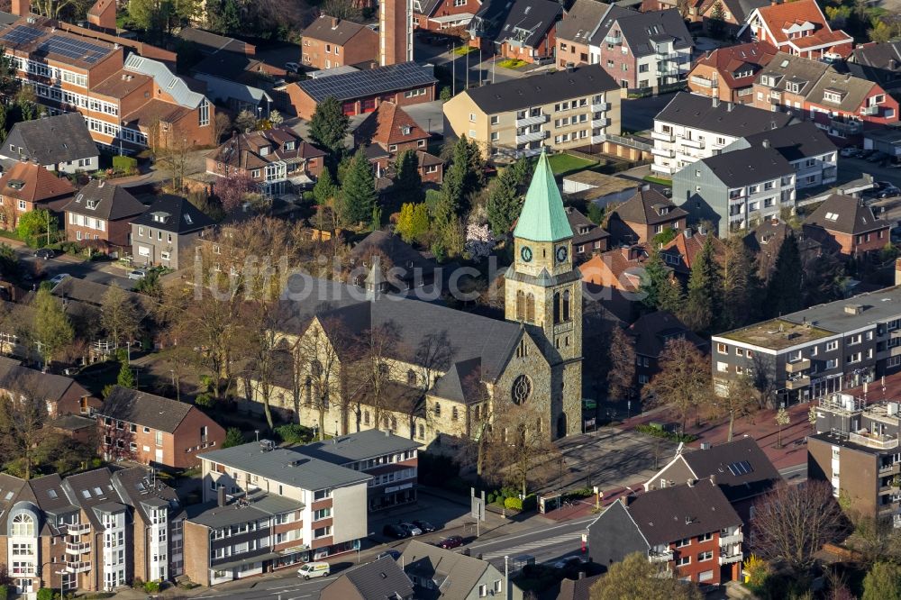 Bottrop aus der Vogelperspektive: Kirche St. Johannes der Täufer im Stadtbezirk Kirchhellen in Bottrop im Bundesland Nordrhein-Westfalen