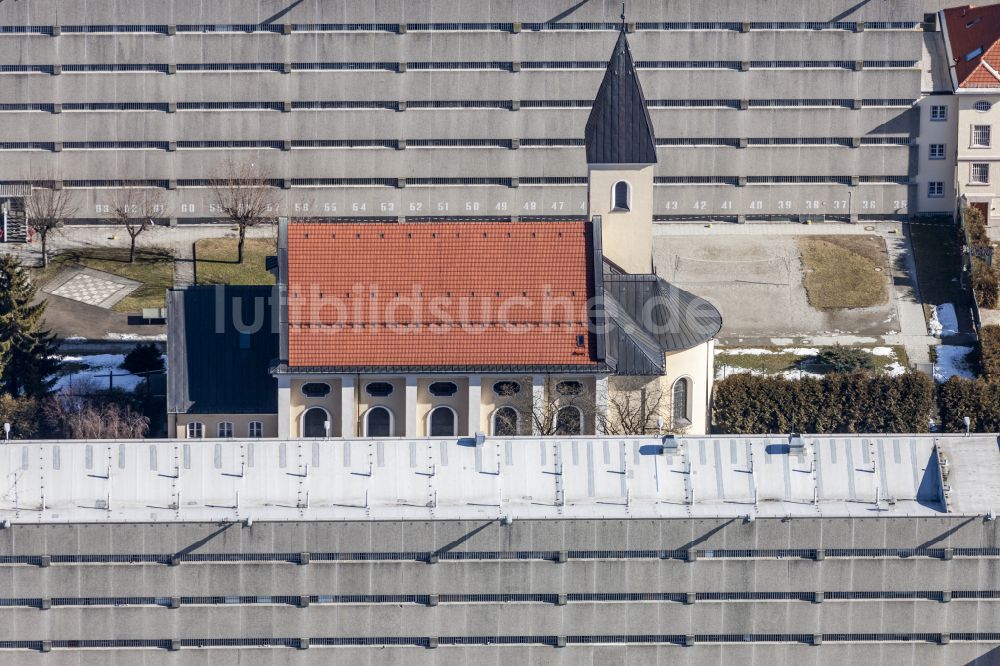 Luftbild München - Kirche der Justizvollzugsanstalt Stadelheim in München im Bundesland Bayern