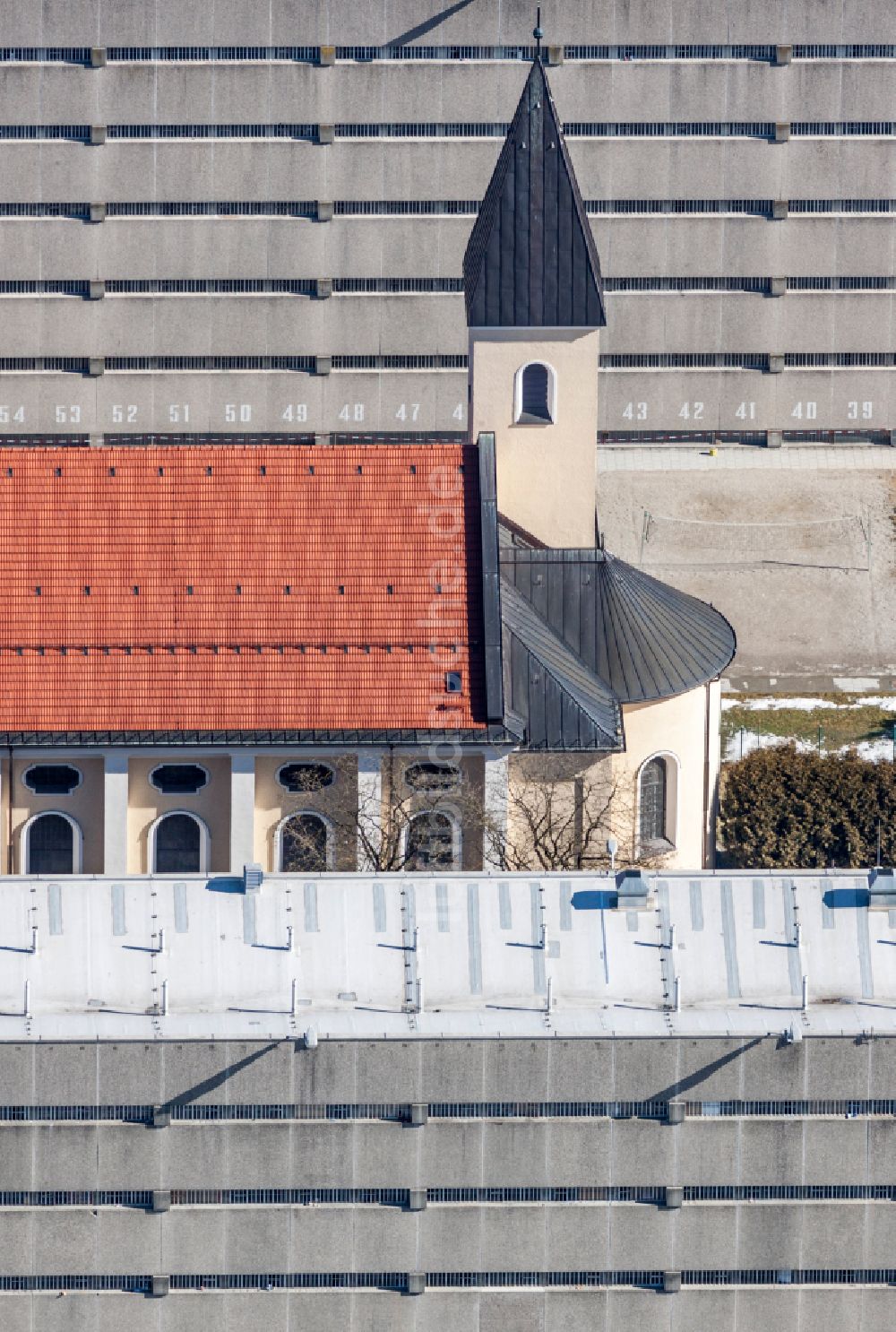 München aus der Vogelperspektive: Kirche der Justizvollzugsanstalt Stadelheim in München im Bundesland Bayern