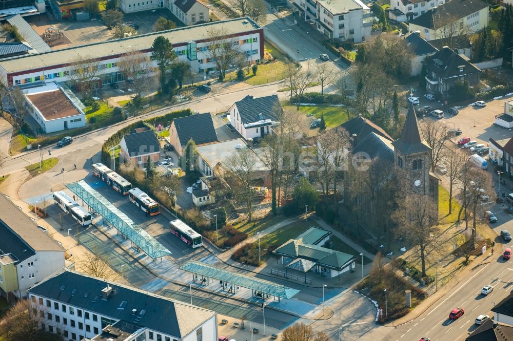 Hasslinghausen aus der Vogelperspektive: Kirche, Kindergarten und Bus- Station in Hasslinghausen im Bundesland Nordrhein-Westfalen