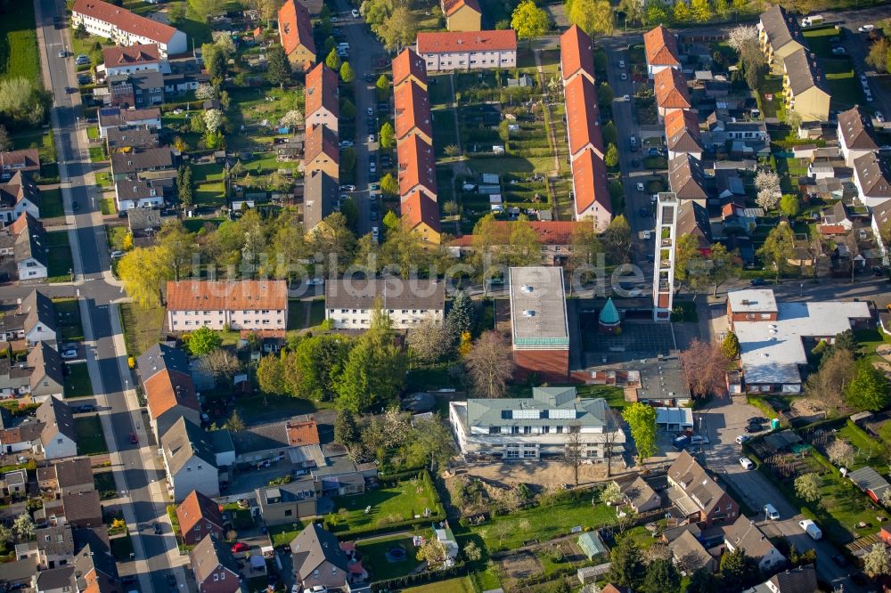 Luftbild Hamm - Kirche und Kita St. Theresia in einem Wohngebiet im Stadtteil Heessen in Hamm im Bundesland Nordrhein-Westfalen