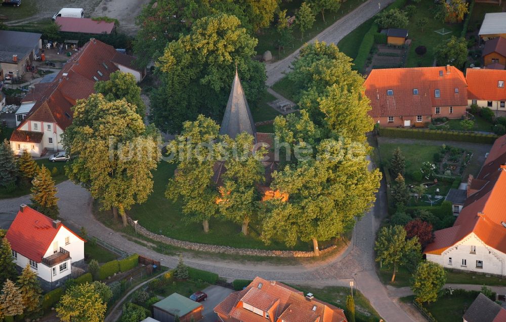 Ludorf aus der Vogelperspektive: Kirche in Ludorf im Bundesland Mecklenburg-Vorpommern