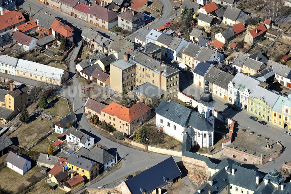 Luftaufnahme Manetin - Kirche in Manetin in Tschechien