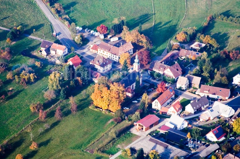 Gaggenau aus der Vogelperspektive: Kirche Maria Hilf in der Dorfmitte im Ortsteil Moosbronn in Gaggenau im Bundesland Baden-Württemberg