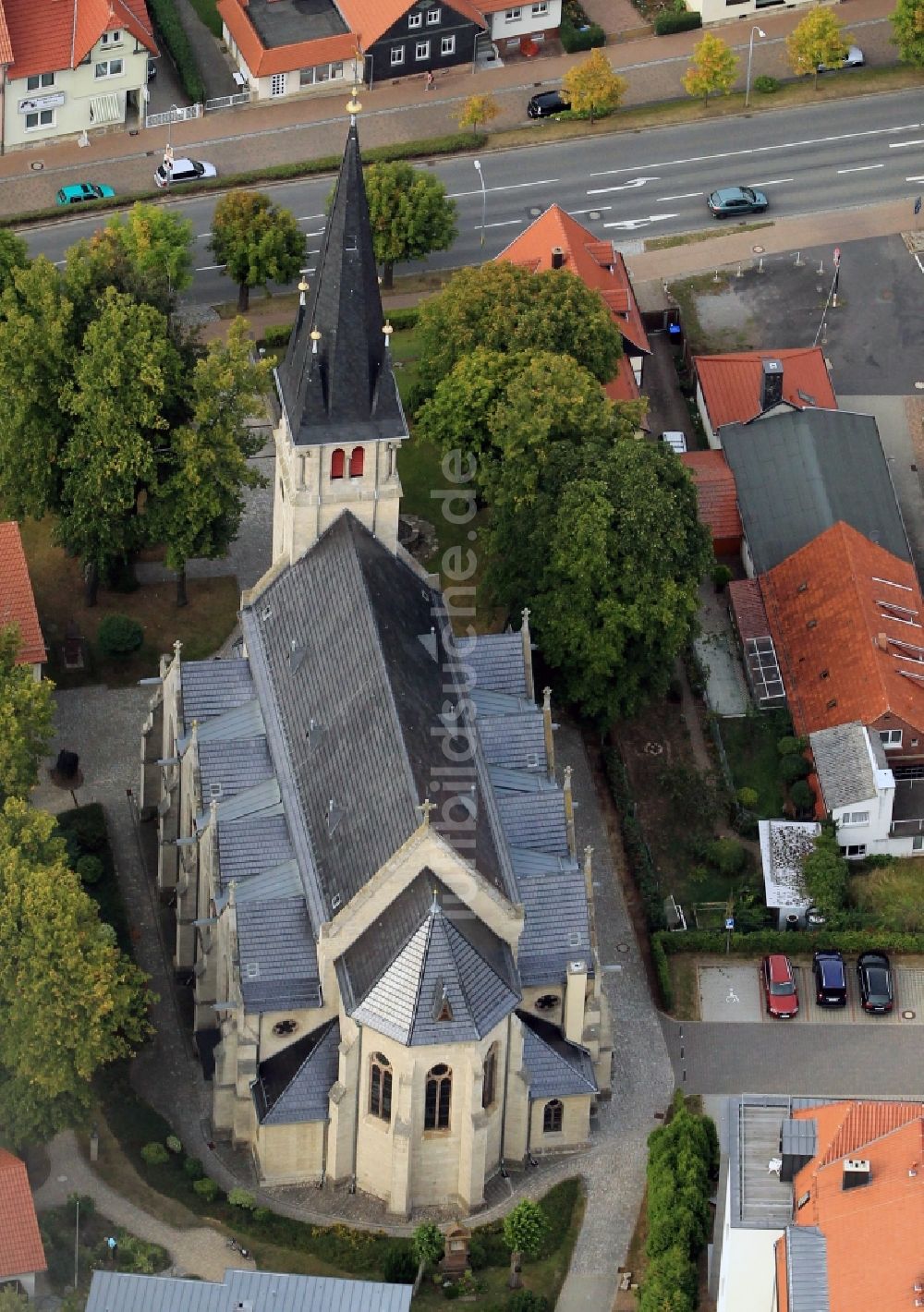 Luftaufnahme Leinefelde - Kirche St. Maria Magdalena und Wohnhäuser an der Heiligenstädter Straße in Leinefelde in Thüringen