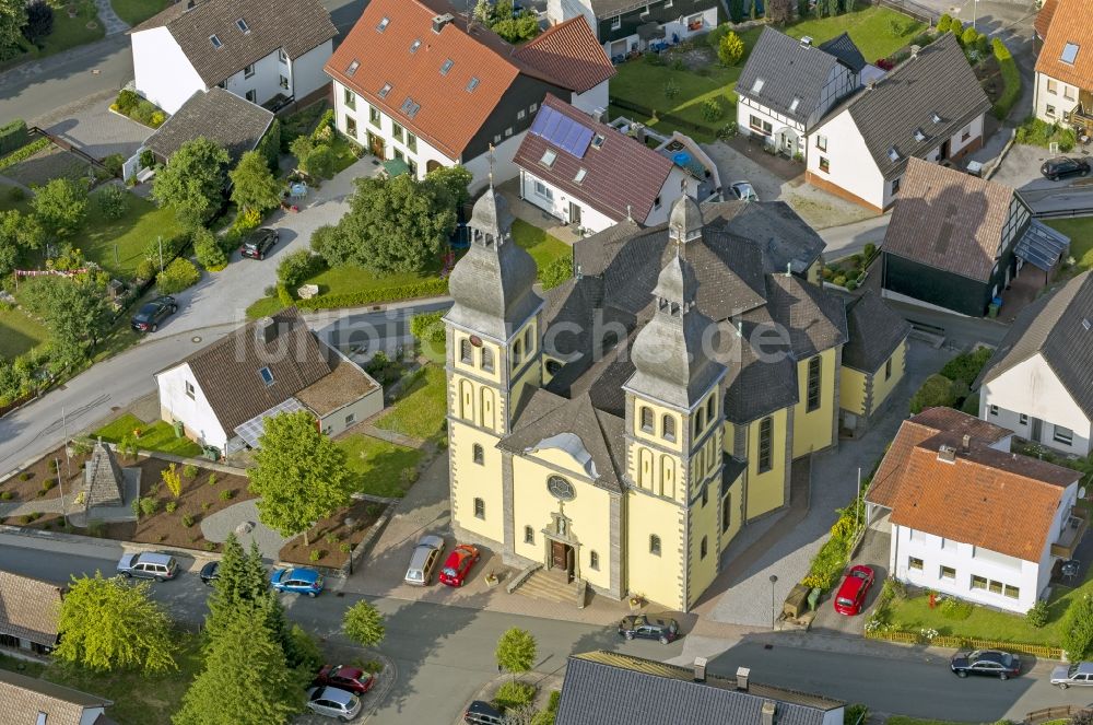 Luftbild Marsberg - Kirche St. Maria Magdalena im Zentrum der Innenstadt von Marsberg im Sauerland in Nordrhein-Westfalen