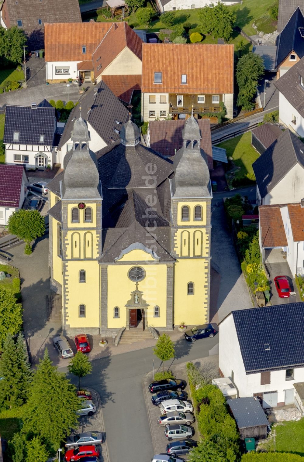 Luftaufnahme Marsberg - Kirche St. Maria Magdalena im Zentrum der Innenstadt von Marsberg im Sauerland in Nordrhein-Westfalen