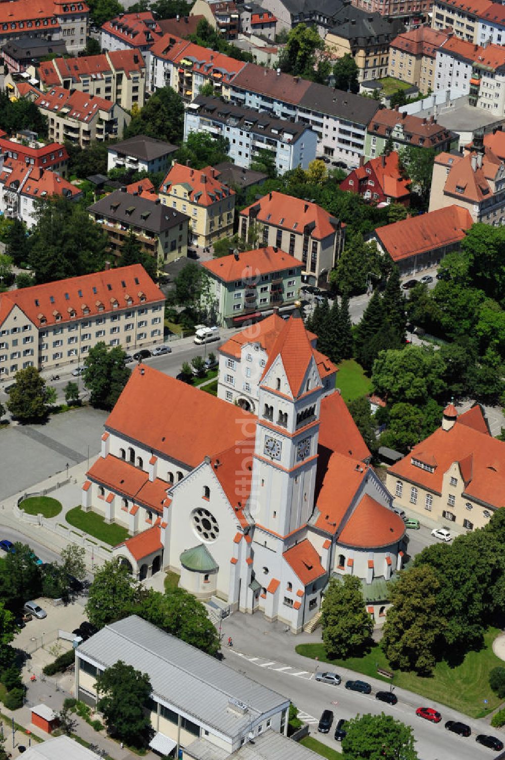 Luftaufnahme München Pasing - Kirche Maria Schutz am Schererplatz in München