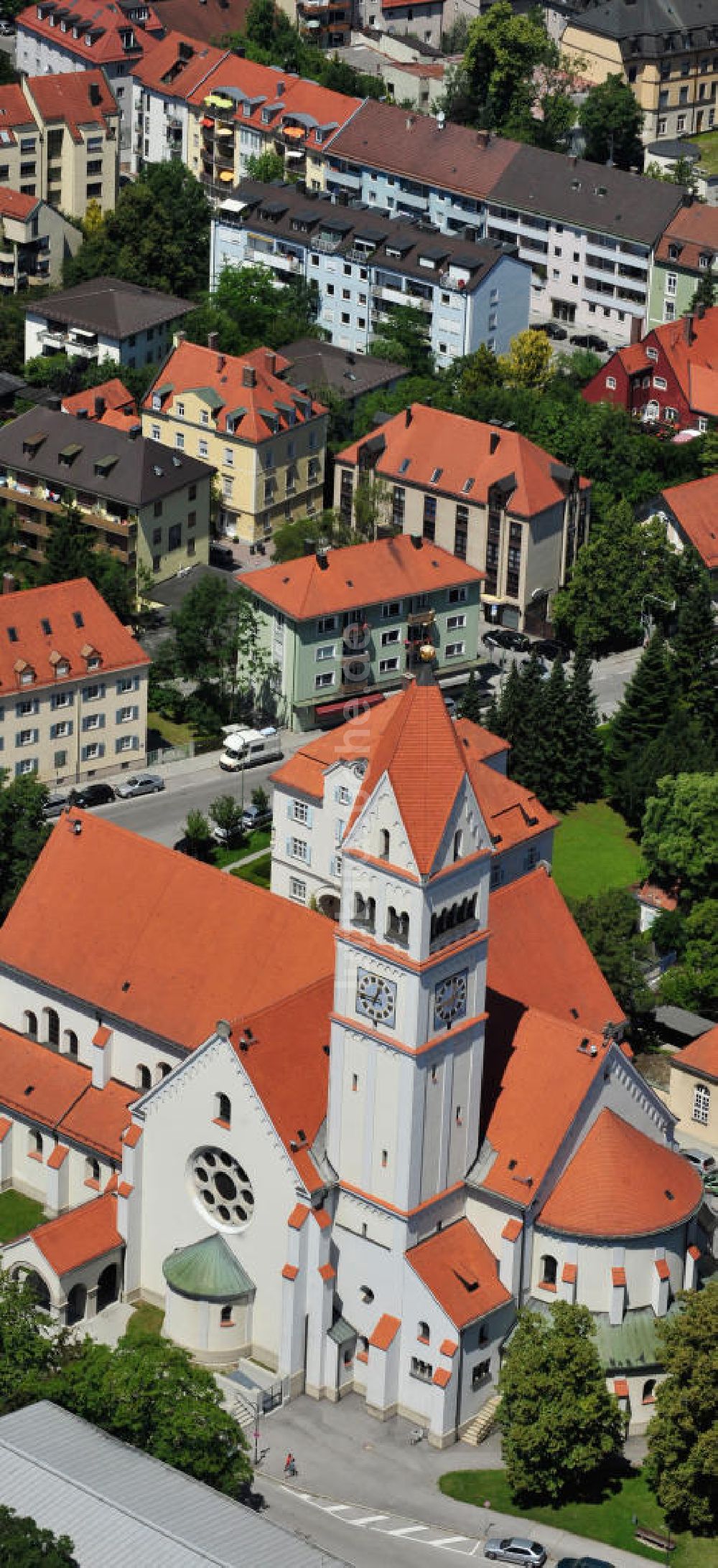 München Pasing von oben - Kirche Maria Schutz am Schererplatz in München