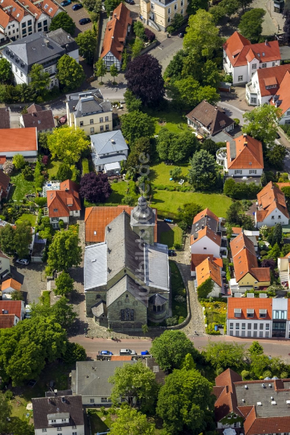 Soest von oben - Kirche Maria zur Höhe im Zentrum der Altstadt in Soest im Bundesland Nordrhein-Westfalen