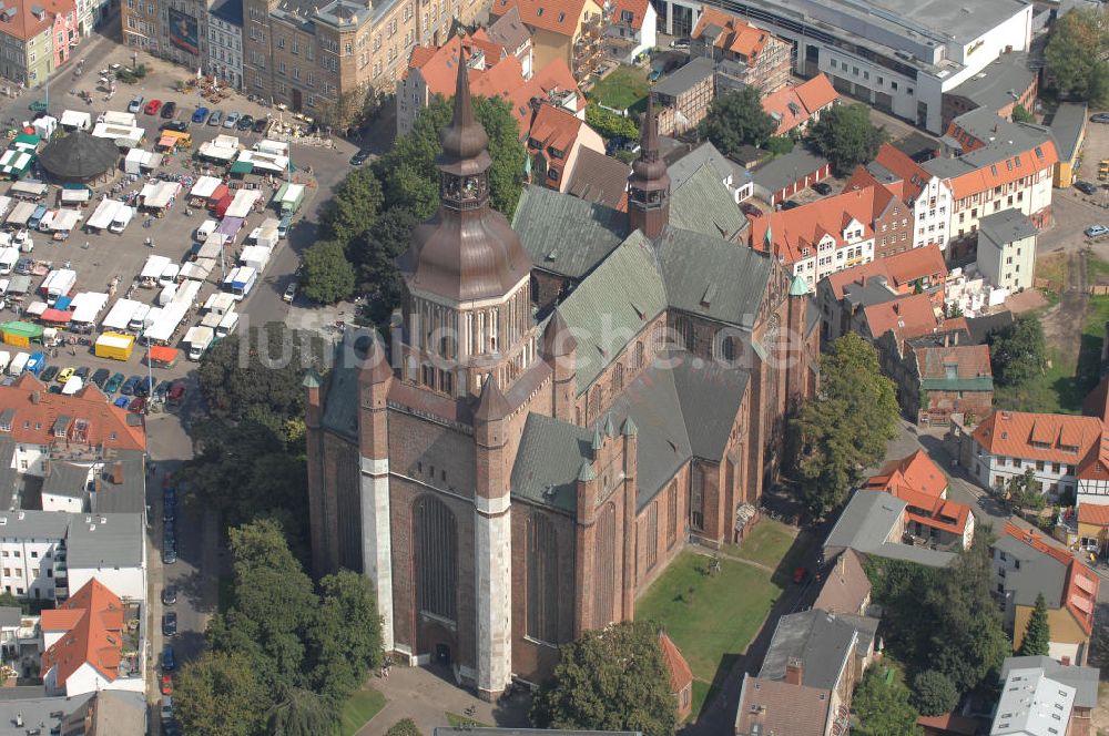 Luftaufnahme STRALSUND - Kirche St. Marien in der Hansestadt Stralsund