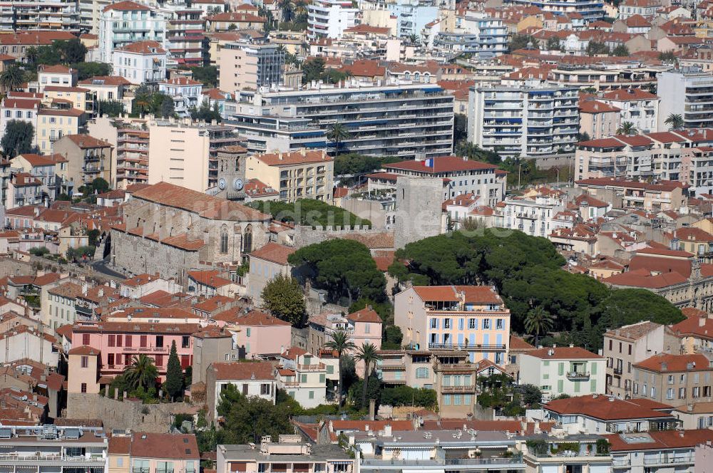 Cannes von oben - Kirche Notre-Dame D'Esperance und das Museum Musée de la Castre in Cannes