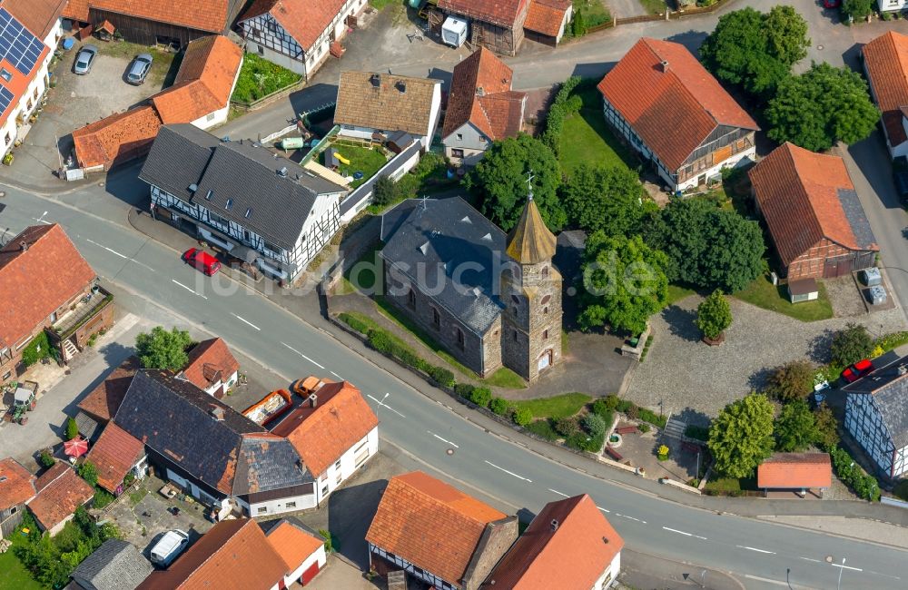 Luftaufnahme Lichtenfels OT Neukirchen - Kirche im Ortsteil Neukirchen in Lichtenfels im Bundesland Hessen