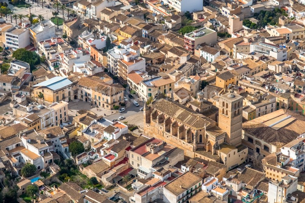 Felanitx aus der Vogelperspektive: Kirche Parròquia de Sant Miquel in Felanitx in Balearische Insel Mallorca, Spanien