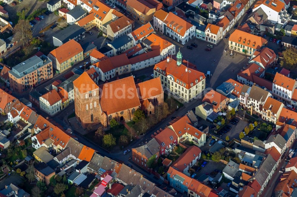 Luftaufnahme Teterow - Kirche St. Peter und Paul in Teterow im Bundesland Mecklenburg-Vorpommern