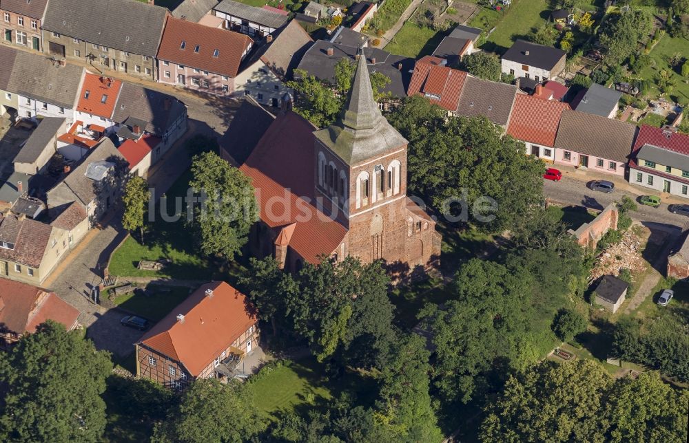 Lassan von oben - Kirche und Pfarrheim Johannis II im Straßendorf der Ortschaft Lassan im Bundesland Mecklenburg-Vorpommern