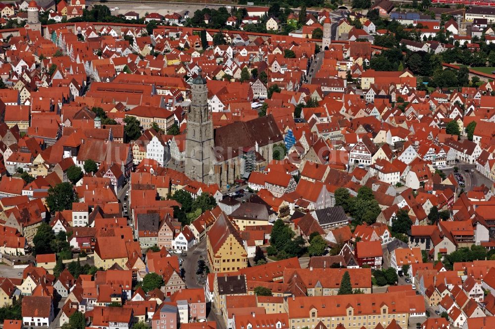 Nördlingen aus der Vogelperspektive: Kirche Sankt Georg im Zentrum der Altstadt von Nördlingen im Donau-Ries im Bundesland Bayern