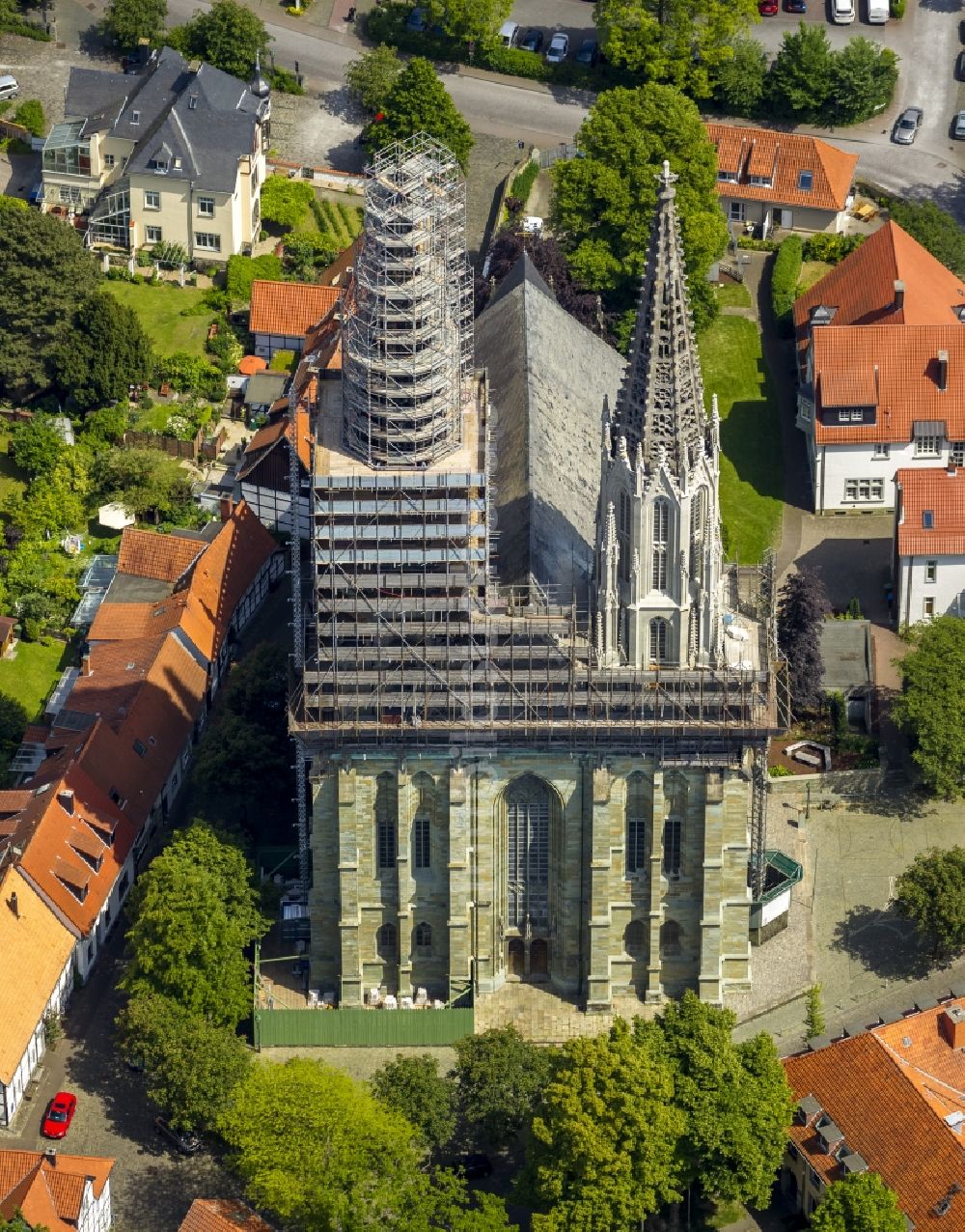 Soest von oben - Kirche Sankt Maria zur Wiese im Zentrum der Altstadt in Soest im Bundesland Nordrhein-Westfalen