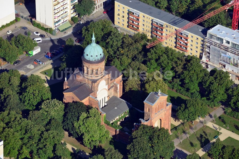 Berlin aus der Vogelperspektive: Kirche der Sankt-Michael-Kirche im Berliner Stadtteil Kreuzberg von Berlin