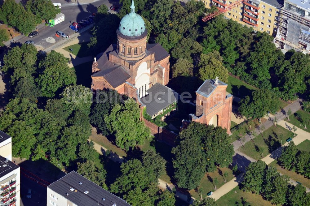 Luftbild Berlin - Kirche der Sankt-Michael-Kirche im Berliner Stadtteil Kreuzberg von Berlin