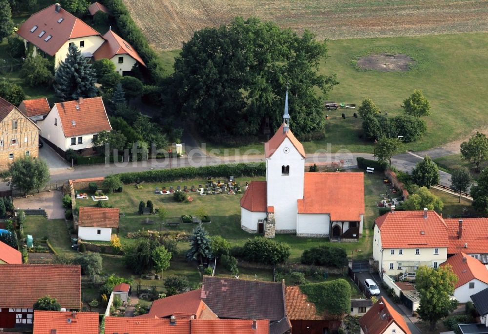 Luftbild Kornhochheim - Kirche Sankt Nikolaus mit Kirchhof und Umgebung von Kornhochheim in Thüringen