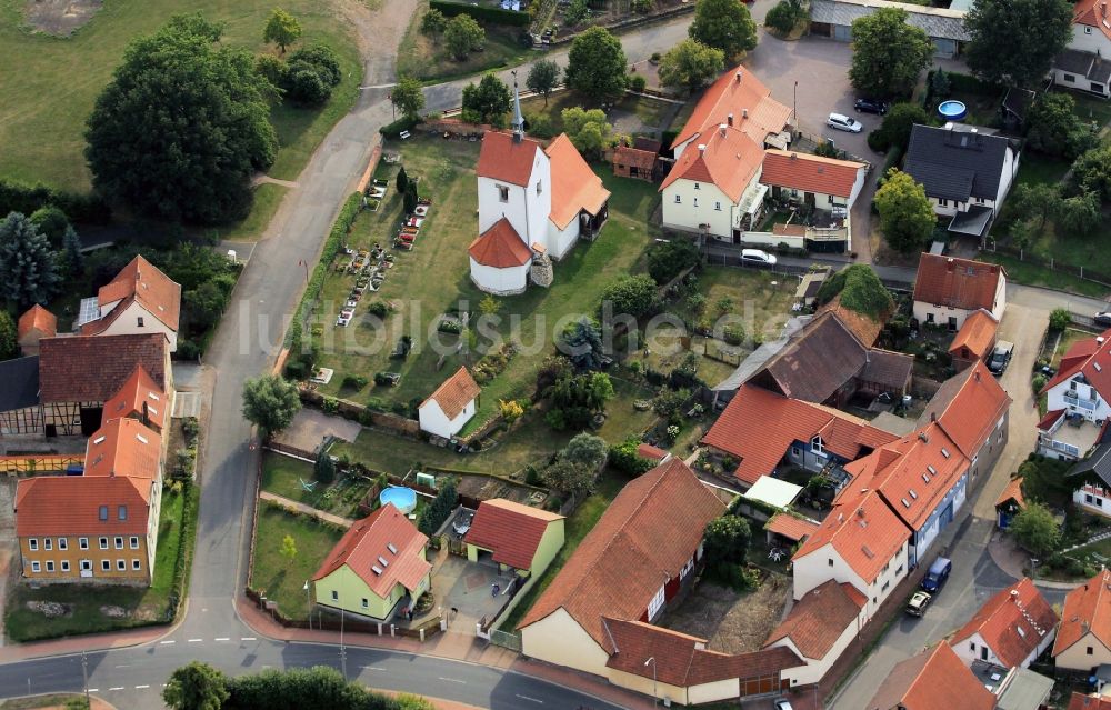 Luftaufnahme Kornhochheim - Kirche Sankt Nikolaus mit Kirchhof und Umgebung von Kornhochheim in Thüringen