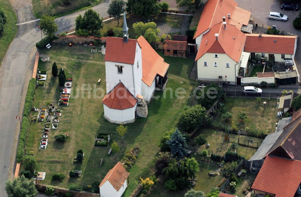 Kornhochheim von oben - Kirche Sankt Nikolaus mit Kirchhof und Umgebung von Kornhochheim in Thüringen